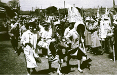 メーデー会場に向かう炭鉱主婦会(1961年)